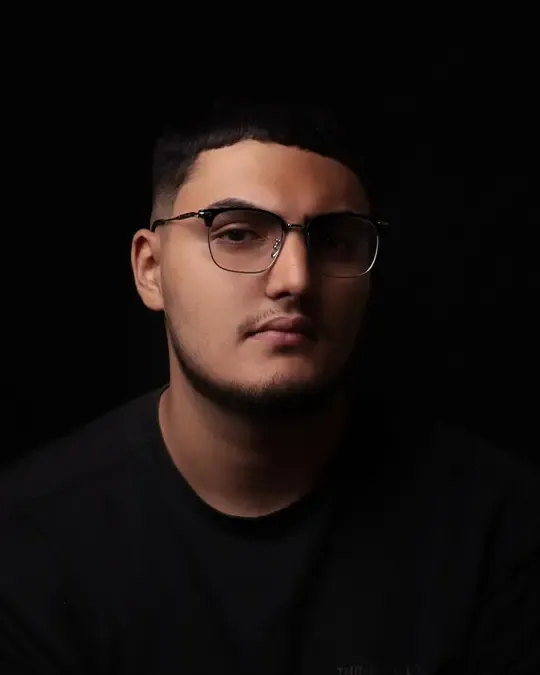 Retrato de Jhoan Lastre sobre un fondo negro.