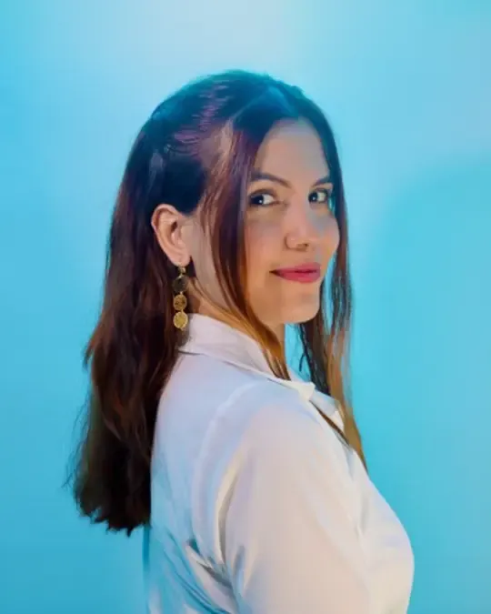 Retrato de Kelly Vergel sobre un fondo azul.